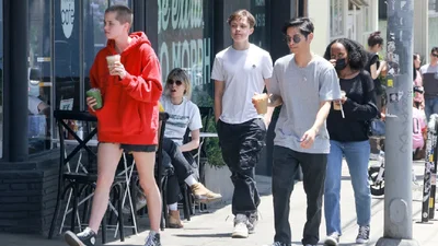 Дітей Джолі та Пітта помітили під час спільної прогулянки: як вони виглядають