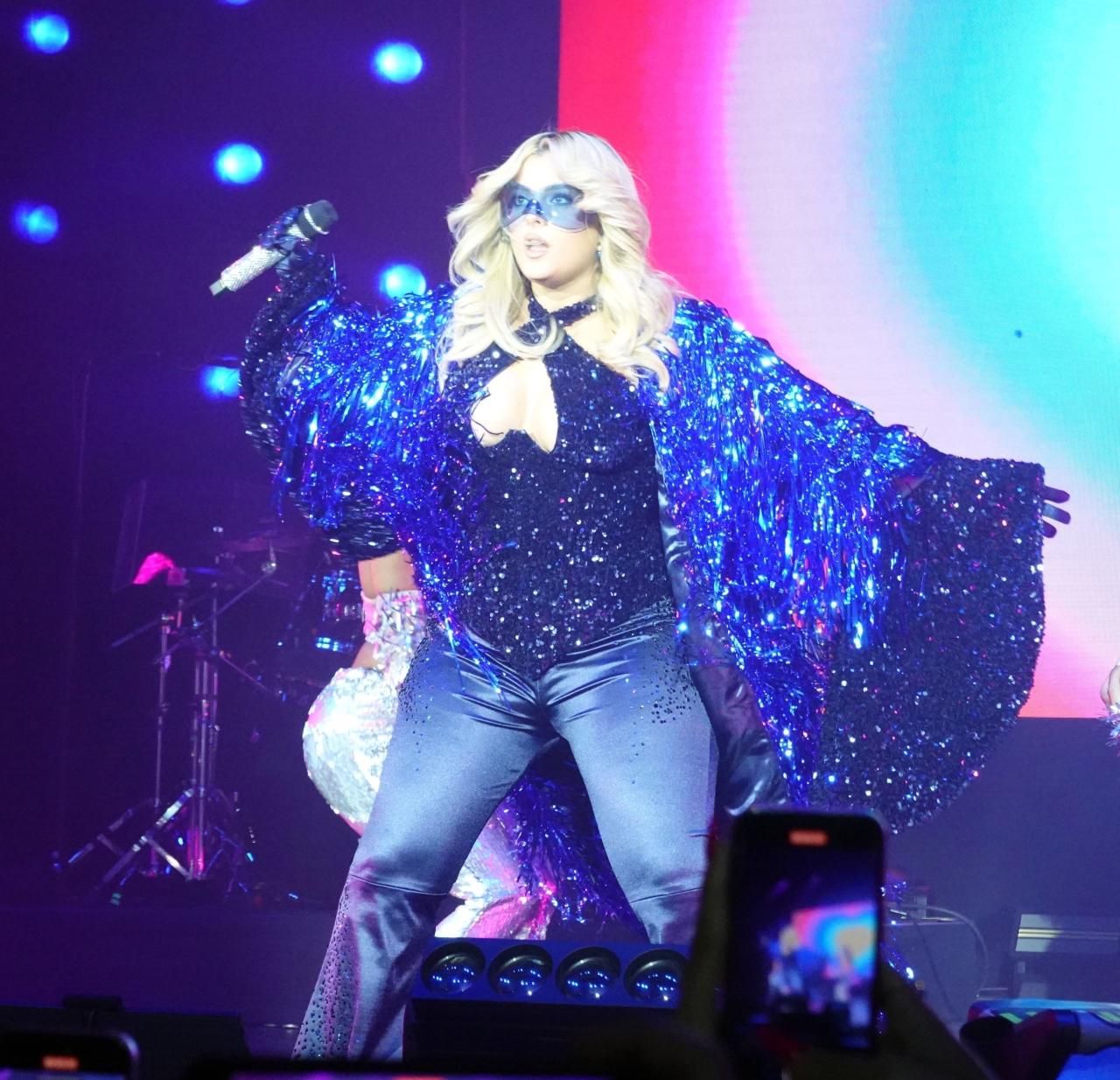 Bebe Rexha, в яку фанат жбурнув телефон, тепер виступає в окулярах - 562697 Bebe Rexha, в яку фанат жбурнув телефон, тепер виступає в окулярах - фото 562697