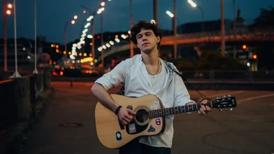 Артист ENLEO представляет символическую песню “вальс під вибухи”