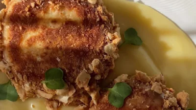 Сніданок вихідного дня: рецепт сирників зі смаком Київського торта