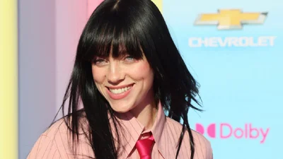 Билли Айлиш споет о Барби: звезда показала детские фото с куклой