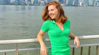 Девушка добирается до работы на самолете: причина тебя удивит