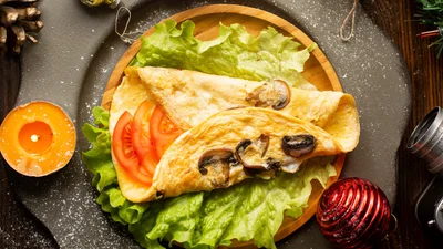 Приготовь этот омлет-ролл с начинкой для сытного завтрака