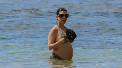 Вагітна Кортні Кардашьян насолоджувалась відпочинком у леопардовому бікіні