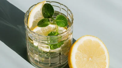 Поради дієтолога: 5 причин, чому тобі треба пити воду з лимоном