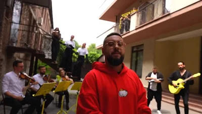 MONATIK з оркестром заспівав посеред вулиці у Дніпрі свою нову пісню "Люди… Камені"