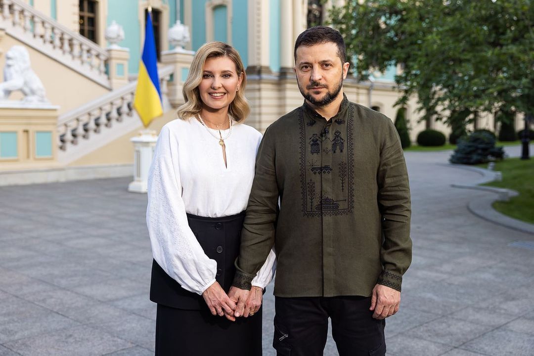 Вышиванки – это любовь: Зеленская снова надела изысканную рубашку от украинского бренда - 563866 Вышиванки – это любовь: Зеленская снова надела изысканную рубашку от украинского бренда - фото 563866