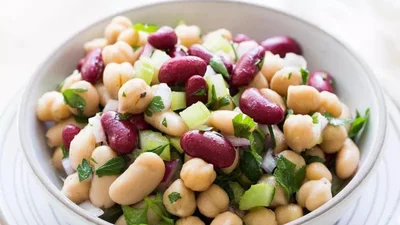 Легкий летний салат с фасолью: готовится за 10 минут, а съедается за 5