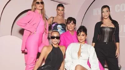 Кайли Дженнер и Хлои Кардашьян приобрели покрытые золотом чехлы на iPhone