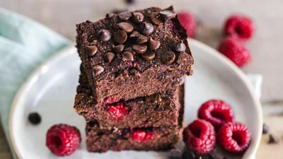 Ідеальний шоколадний торт з малиною: швидко готується, а виходить неймовірним