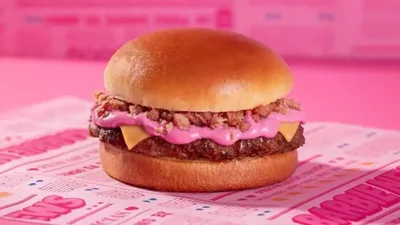 Мережа швидкого харчування випустила рожевий бургер у стилі Барбі