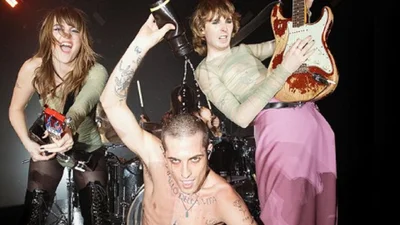 Måneskin знову вийшли на сцену в костюмах українського бренду FROLOV