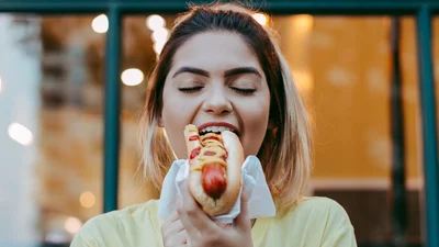 Дієтологи відповіли, що корисніше – гамбургер чи хот-дог