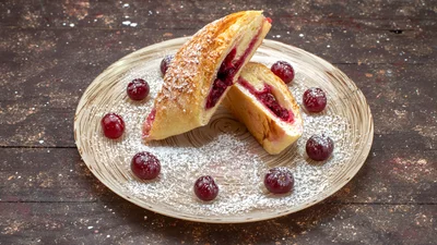 Вишневий струдель: готуємо з магазинного тіста та соковитої ягідної начинки