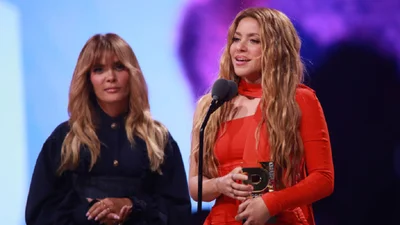 Гаряча Шакіра позувала в червоному міні