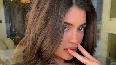 "Голі" нігті: цей манікюр виглядає розкішно і довго не потребує корекції