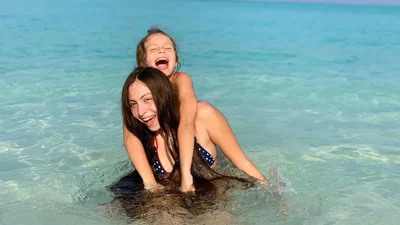 Повзрослела: Маша Полякова показала младшую сестру с макияжем