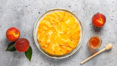 Єдиний пиріг з персиками, який тобі треба приготувати цього літа