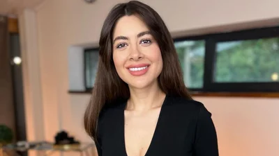 Раміна Есхакзай похвалилася стрункою фігуркою в грайливому купальнику