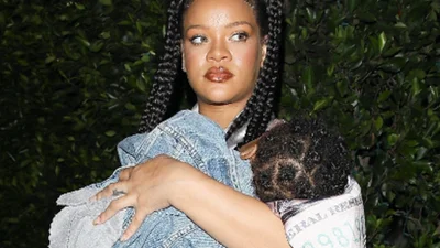 Стильная мамочка: беременная Рианна вышла на прогулку вместе с сыном