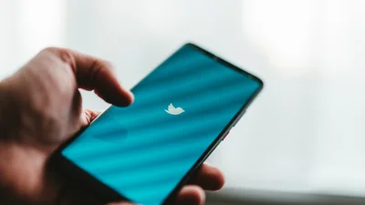 Илон Маск сменил логотип Twitter, и сеть отреагировала мемами