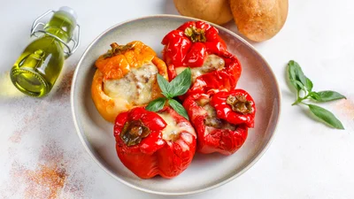 Легка літня страва, яку люблять усі: готуємо перець, фарширований сиром