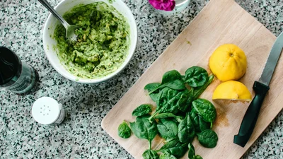 Як правильно приготувати шпинат: цей простий трюк збереже його користь