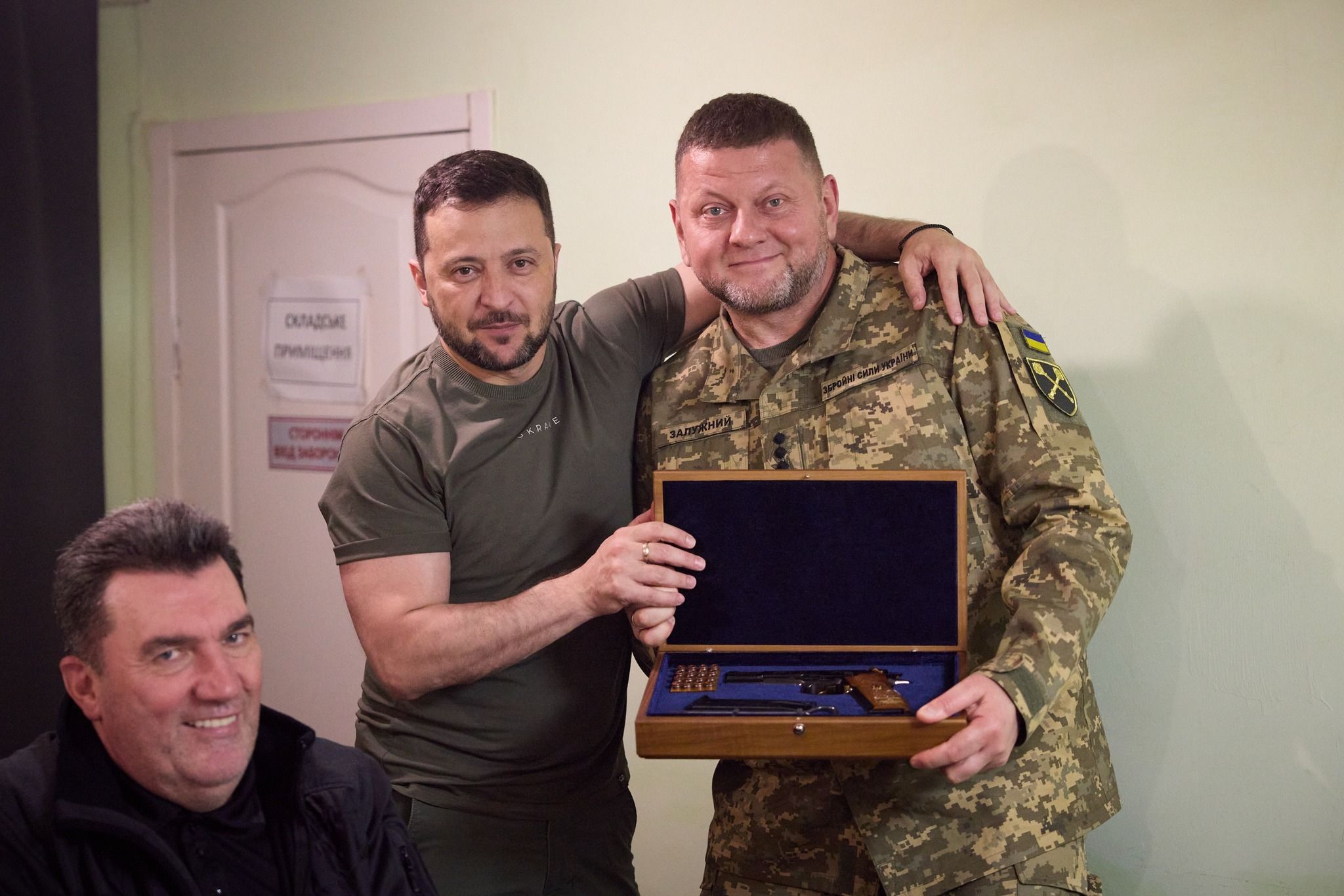 Ось що Зеленський подарував Залужному на день народження - фото 566105