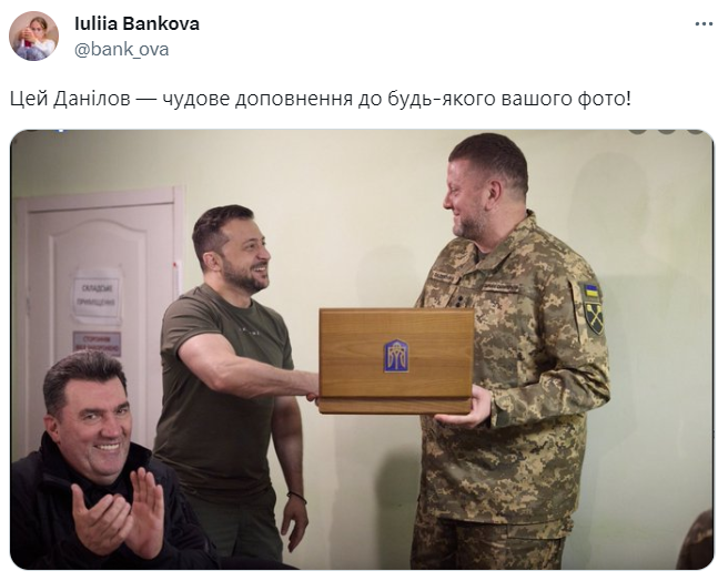 Фото Залужного і Зеленського, в яке 'вліз' Данілов, стало мемом - 566151 Фото Залужного і Зеленського, в яке 'вліз' Данілов, стало мемом - фото 566151