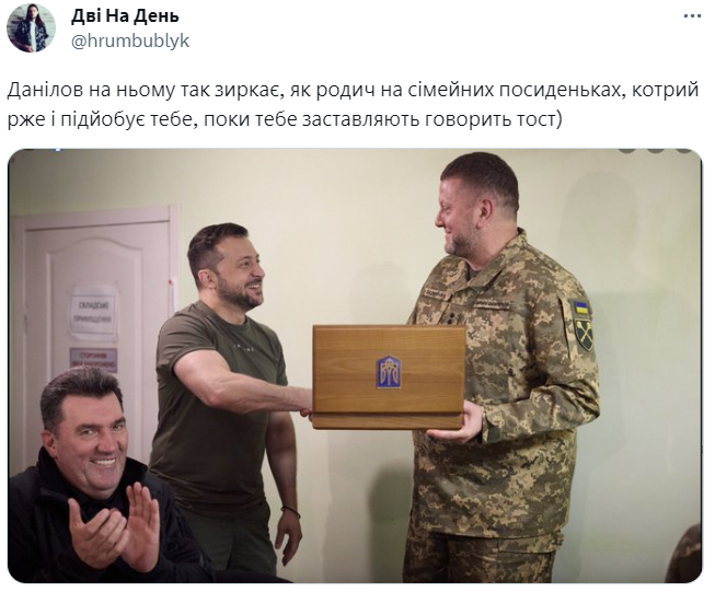 Фото Залужного і Зеленського, в яке 'вліз' Данілов, стало мемом - 566169 Фото Залужного і Зеленського, в яке 'вліз' Данілов, стало мемом - фото 566169
