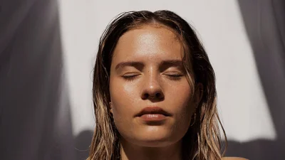 Эксперт назвала напиток, который делает кожу идеальной как у Барби