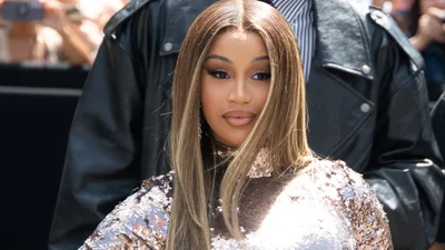 Cardi B жбурнула в глядачку мікрофон після того, як та кинула їй у лице пляшку