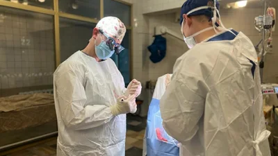 Американський нейрохірург, який працює в Україні, розповів, як рятує воїнів