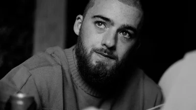 Из нью-йоркского ресторана — в "Эйфорию": история актера Ангуса Клауда, ставшего звездой