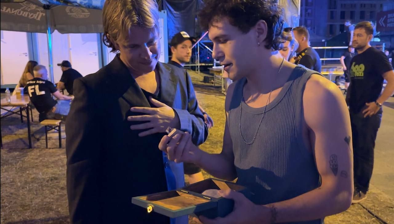 Певец Enleo встретился с Tom Odell, который подарил ему права на хит 'Another lovе' - фото 566714