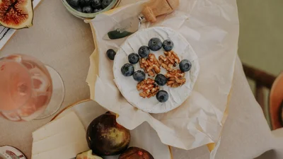 Закуска, яку люблять усі гості без винятку: запечений брі з медом