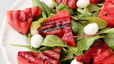 Кавун на грилі — незвична літня закуска, яка зробить пікнік ще кращим