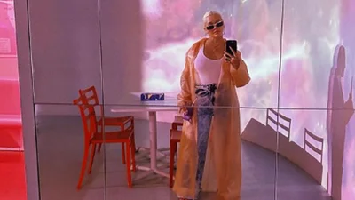 В стиле 90-х: Кристина Агилера надела сумку вместо юбки