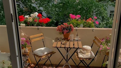 Несколько стильных способов украсить балкон съемной квартиры