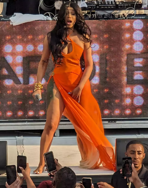 Cardi B попала микрофоном в наглого фана: история получила неожиданную развязку - 567009 Cardi B попала микрофоном в наглого фана: история получила неожиданную развязку - фото 567009