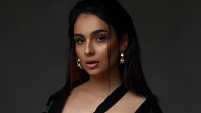 Анна Трінчер опублікувала гарячі фото топлес