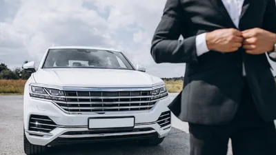 Мільйонер прикидається бідняком, щоб не давати грошей батькам та брату