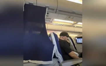 Пассажир самолета нашел забавный сделать способ VIP-места в эконом-классе