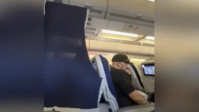 Пасажир літака знайшов кумедний спосіб зробити VIP-місця в економкласі