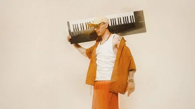 Хітмейкер Parfeniuk показав свою дівчину у новому кліпі на пісню "Поряд"