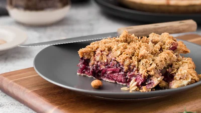 Крамбл зі сливами — пиріг, який буде на столі вже за 20 хвилин