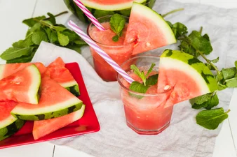Спасение в жару: рецепт освежающего безалкогольного напитка на основе арбуза