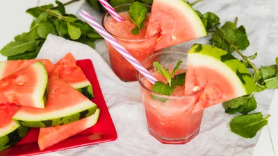 Спасение в жару: рецепт освежающего безалкогольного напитка на основе арбуза