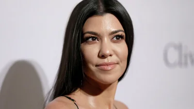 Не за віком: вагітна Кортні Кардашьян показала животик в короткій курточці і мікроспідниці