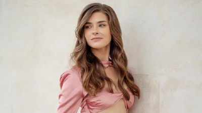 Катя Полтавская поддержала любимого на фоне скандала и засветила свои небритые ноги